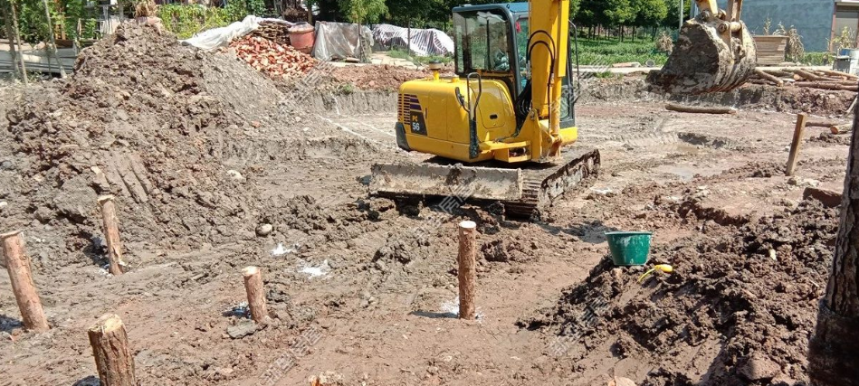 如何用松木樁在農(nóng)村宅基地打基礎(chǔ)？