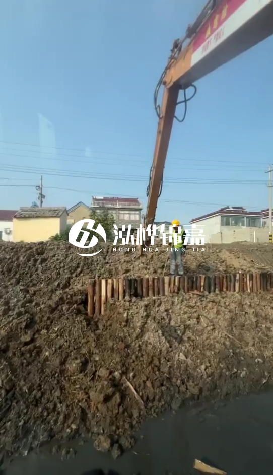 南陽(yáng)挖機(jī)打木樁專業(yè)施工-打防汛木樁時(shí)選用多粗的木樁為宜？