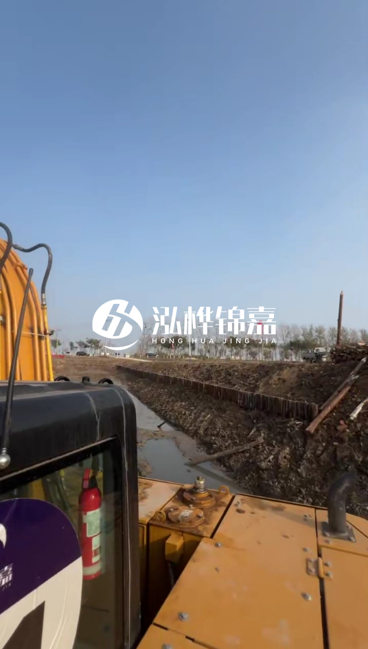 三門峽挖機(jī)打木樁專業(yè)施工-松木樁打樁木價(jià)格含運(yùn)輸成本嗎？