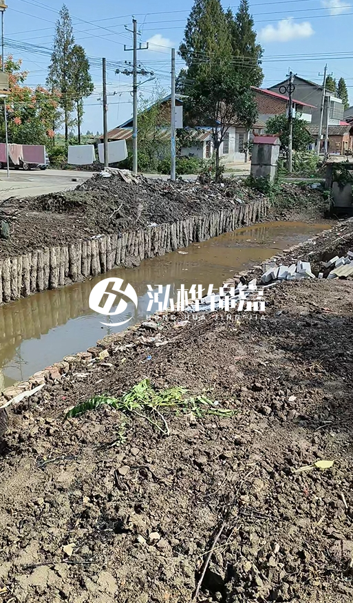 打樁木樁為什么要一根根挨著打？100米河堤需要打多少根木樁？