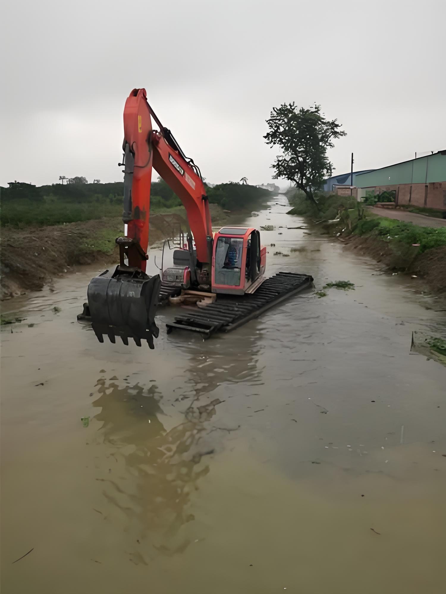 四川自貢挖機(jī)清淤施工隊(duì) - 水上挖機(jī)清淤能處理含有水草的淤泥嗎？