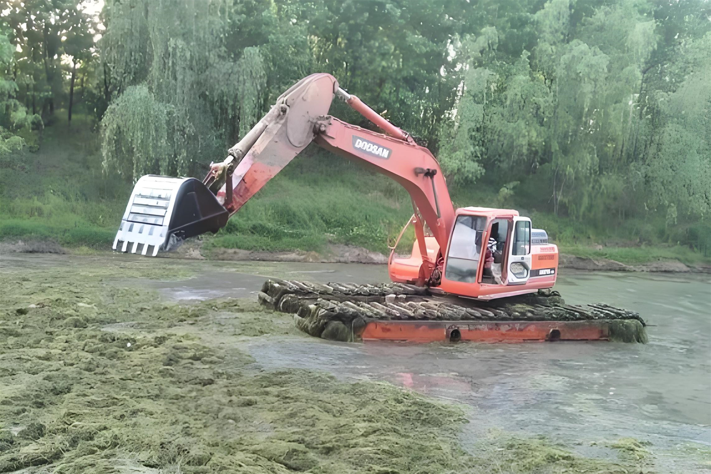 廣西南寧挖機(jī)清淤施工隊(duì)-沼澤清淤怎樣防止挖掘機(jī)下陷？