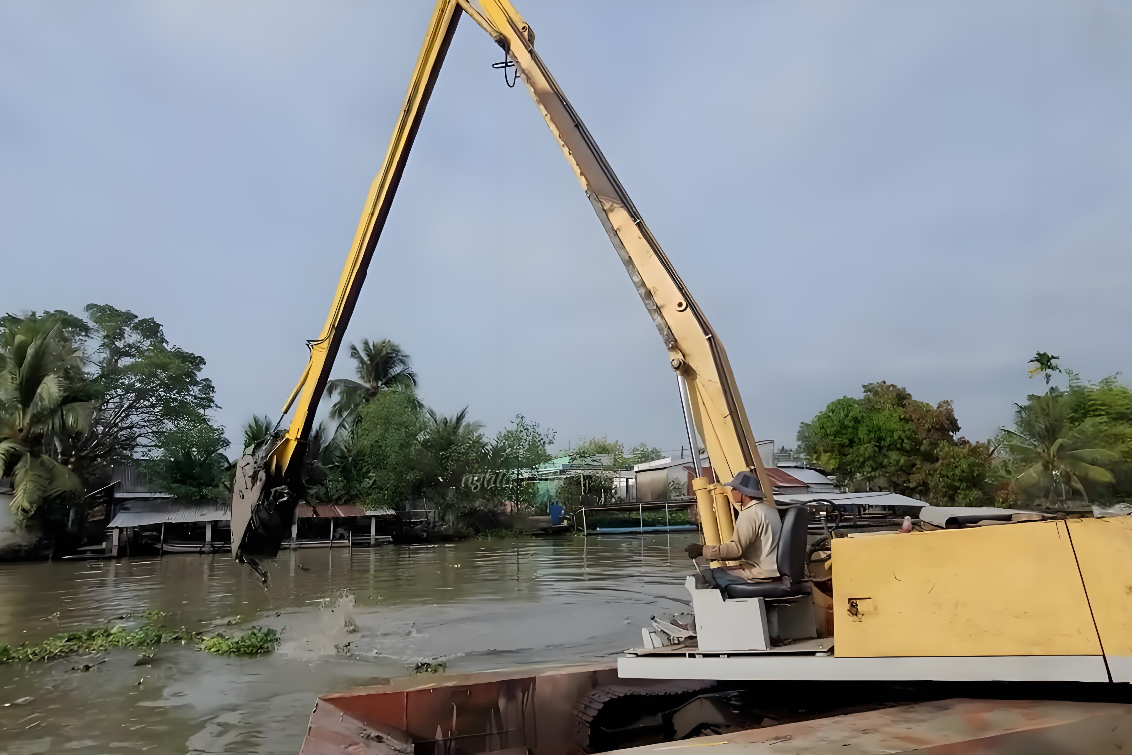 甘肅玉門水上挖機(jī)清淤施工隊(duì) - 小型水上挖機(jī)清淤適合小河道嗎？