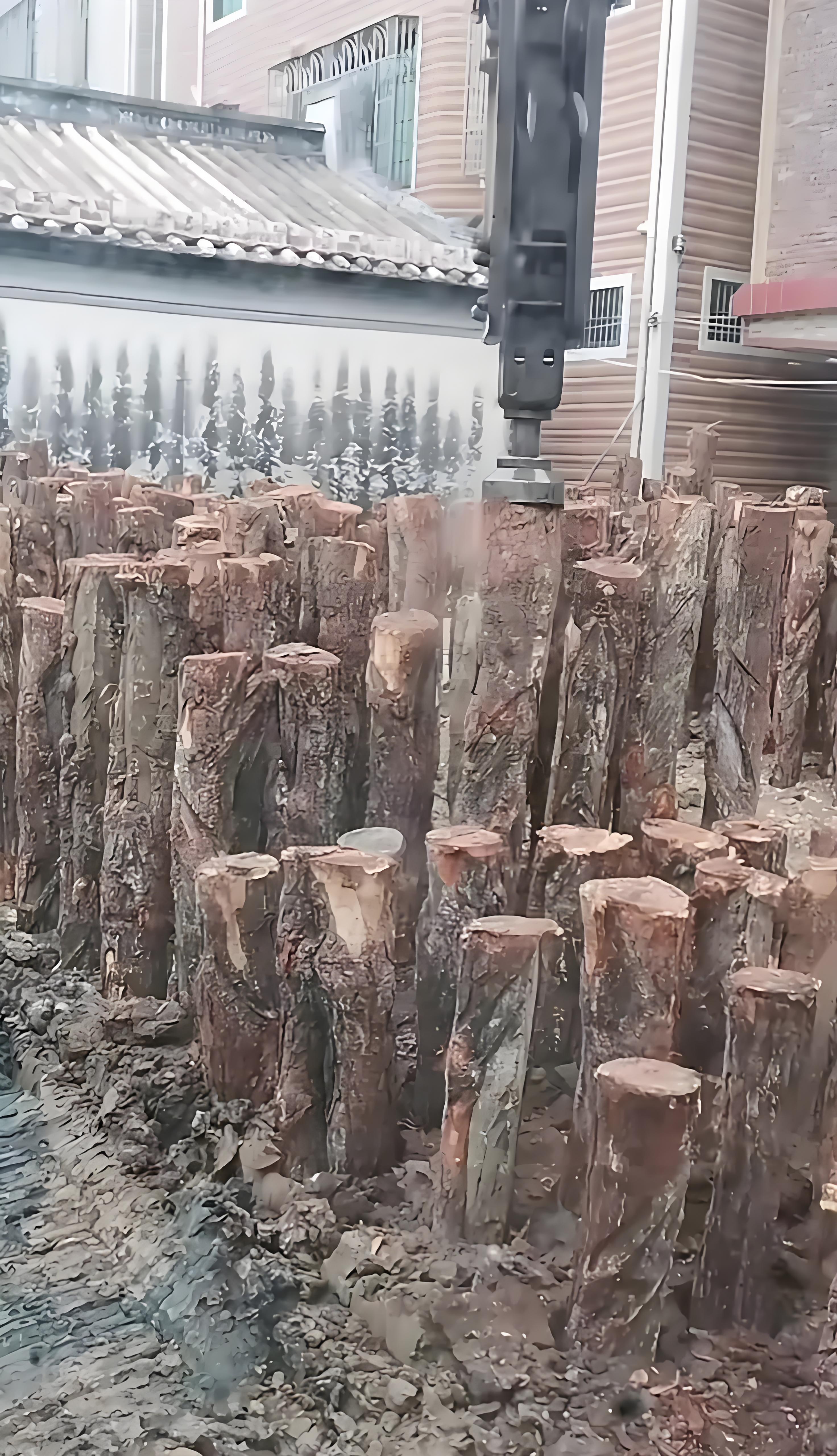 松木樁廠家泓樺錦嘉 - 河道駁岸樁和混凝土駁岸哪個(gè)更劃算？