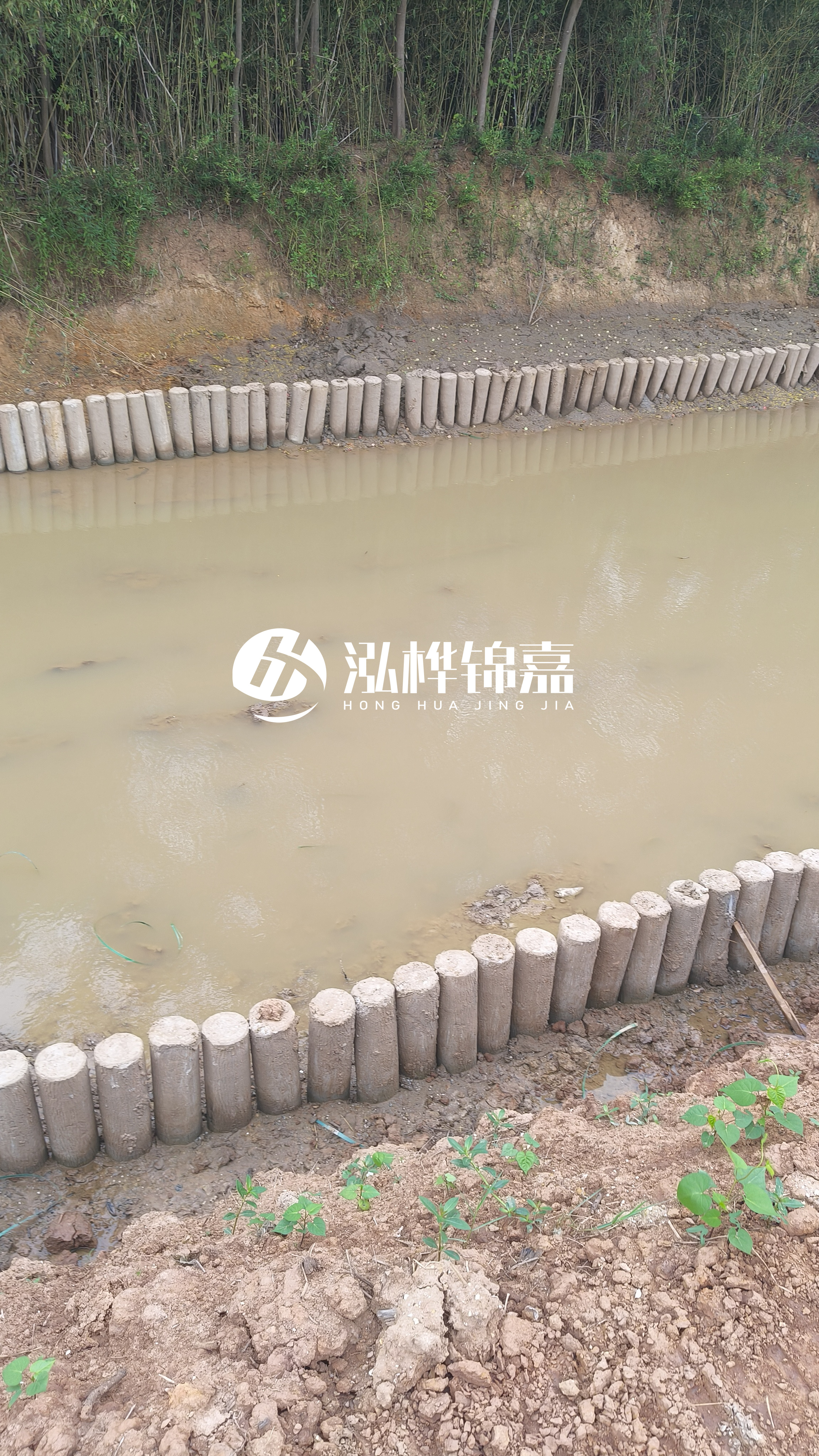 水泥仿木樁施工隊(duì)泓樺錦嘉 - 仿木樁施工的機(jī)械和松木樁施工通用嗎？