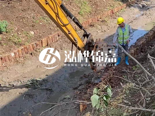 松木樁施工隊(duì)泓樺錦嘉 - 河道加固打松木樁怎么打？